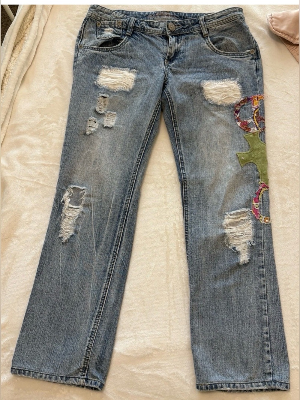 Revolt Women’s Cropped Distressed Jeans Peace Cross Horseshoe Applique Size 9. - Picture 3 of 8